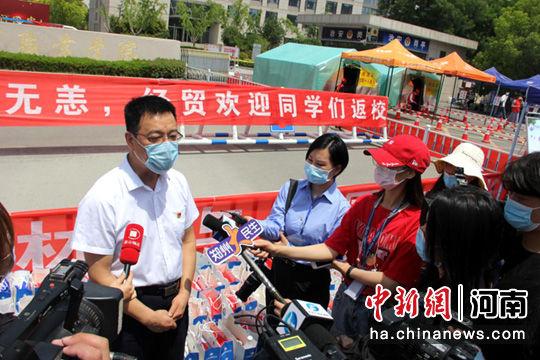 河南经贸职业学院迎接贫困生返校 专车接人，警车护航，礼包发放……