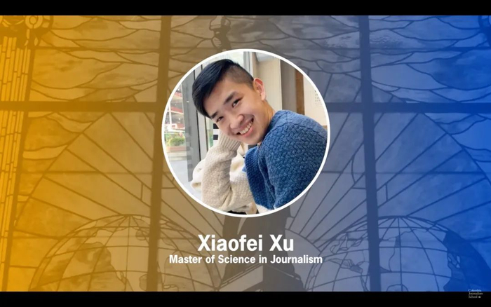  毕业典礼上属于我的那一帧画面。看着朋友们的照片一一出现在屏幕上，想到我们现在天各一方的现实，心中还是感慨万分的。