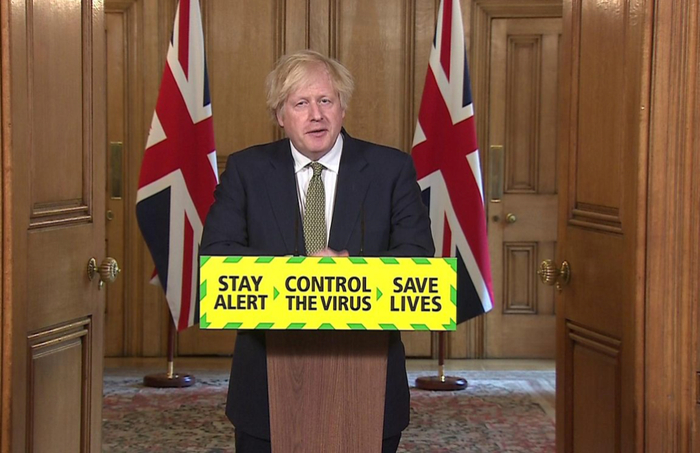 约翰逊24日出席发布会为卡明斯辩护。/BBC视频截图