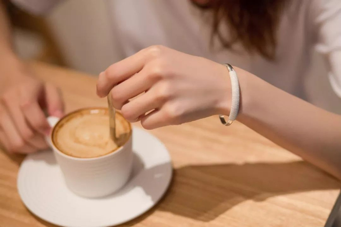 不同于张扬夺目的金镯，娇弱自怜的玉镯，这样一只雅致大气的银镯戴在手上，更有自己的脾气。