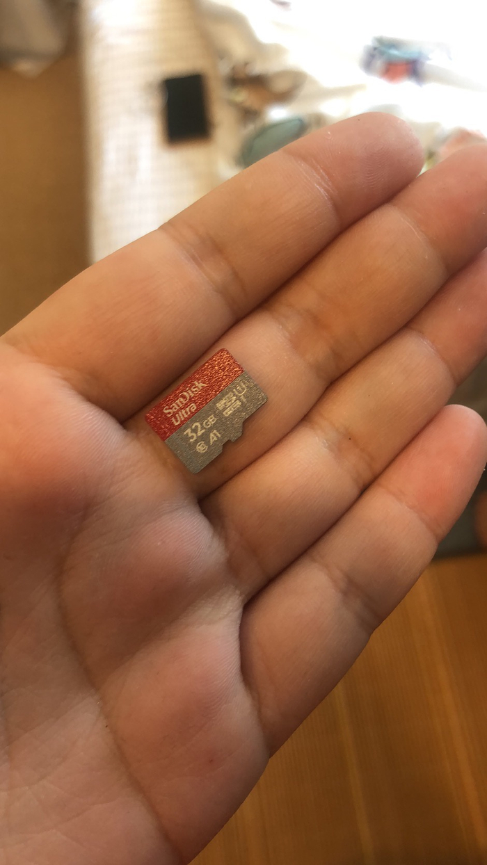 女租客在公寓内发现插座里藏有摄像头。 受访者供图