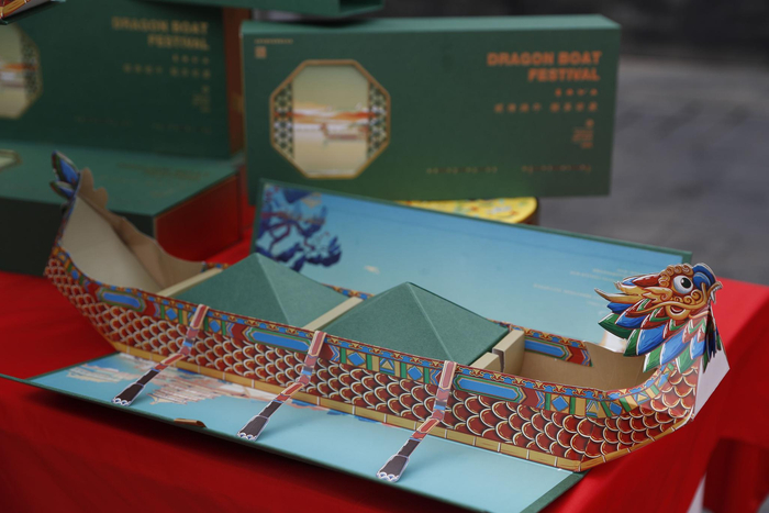 颐和园推出的“端午舟到”礼盒。新京报记者 侯少卿 摄