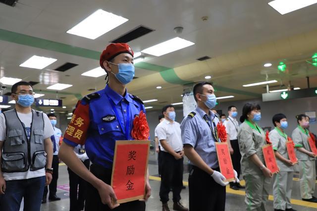 北京地铁内男子被一大汉强行按倒！真相原来是……