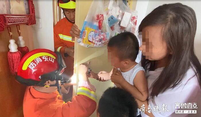 3岁男童手卡球形门锁，聊城消防员破锁救援