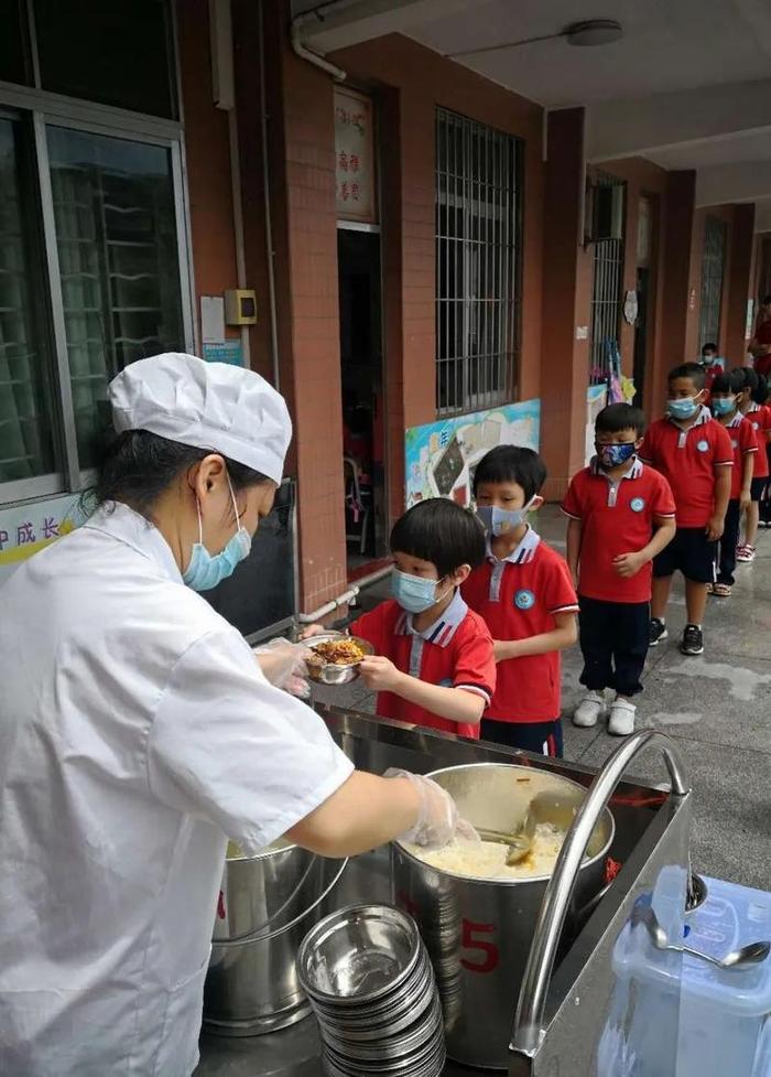 铺设“彩虹道”， 齐跳“能量操”…蓬江最后一批小学生今天返校！