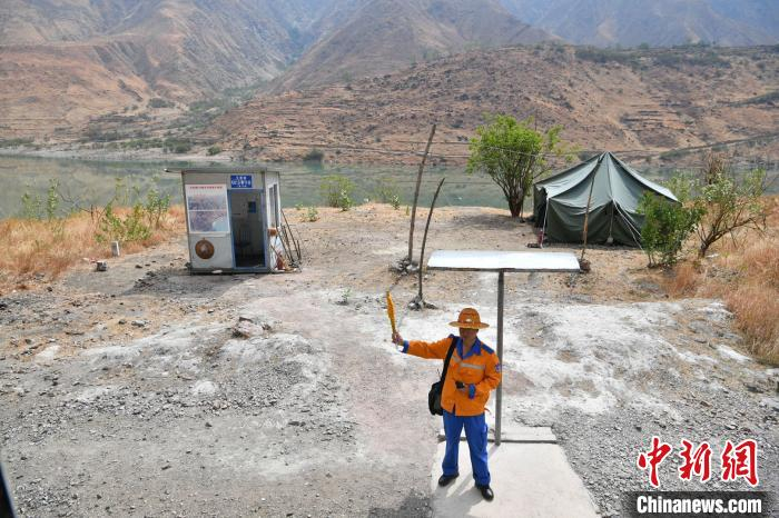 图为成昆铁路上的一个看守点，看守点背后是水面正在上涨的金沙江。　刘冉阳 摄