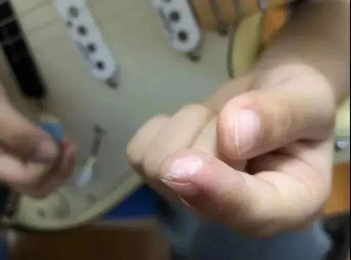 偷心女孩！南京6岁女孩吉他弹唱火爆网络，国外音乐人为其组队伴奏！