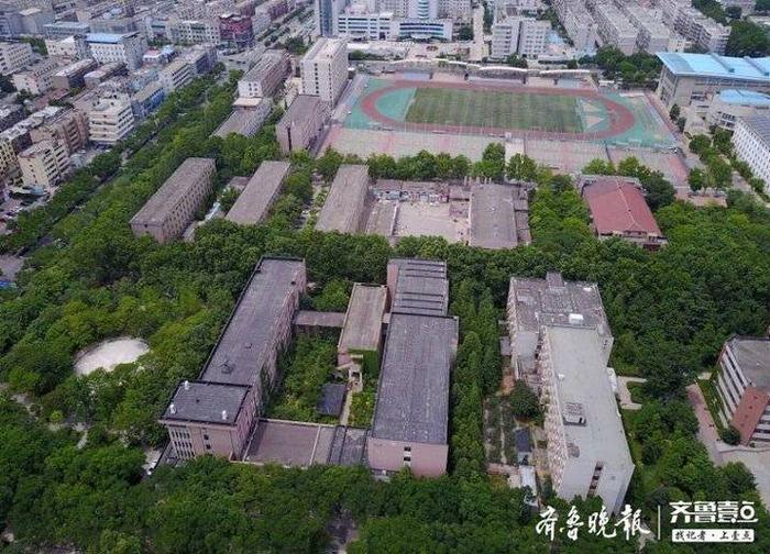 航拍刚复学的山东农业大学本部，泰山脚下如此美丽的校园