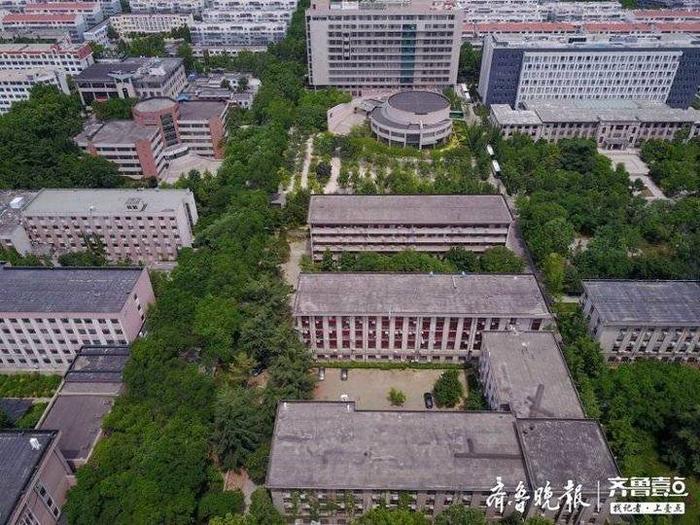 航拍刚复学的山东农业大学本部，泰山脚下如此美丽的校园