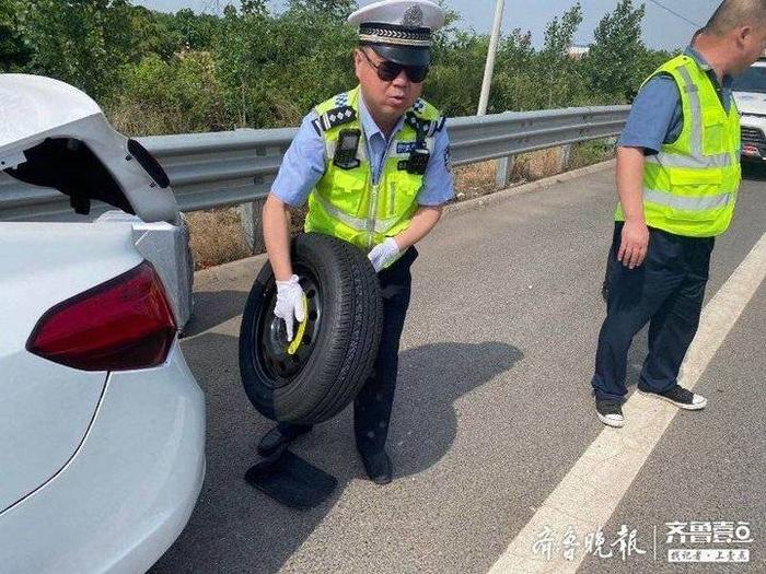 轿车轮胎被扎抛锚高速公路，交警伸援手帮忙脱困境