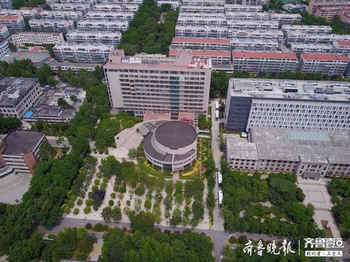 航拍刚复学的山东农业大学本部，泰山脚下如此美丽的校园