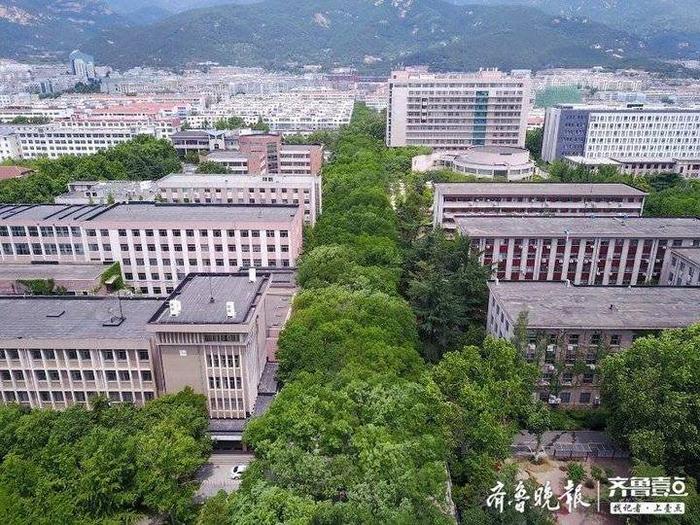 航拍刚复学的山东农业大学本部，泰山脚下如此美丽的校园