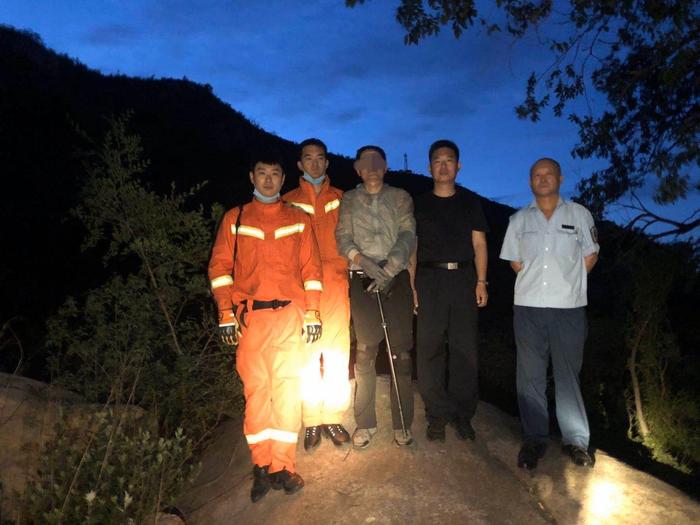 一男子被困昌平野山，八名消防员跋涉4小时护送他安全下山