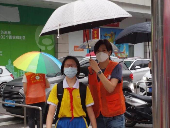 铺设“彩虹道”， 齐跳“能量操”…蓬江最后一批小学生今天返校！