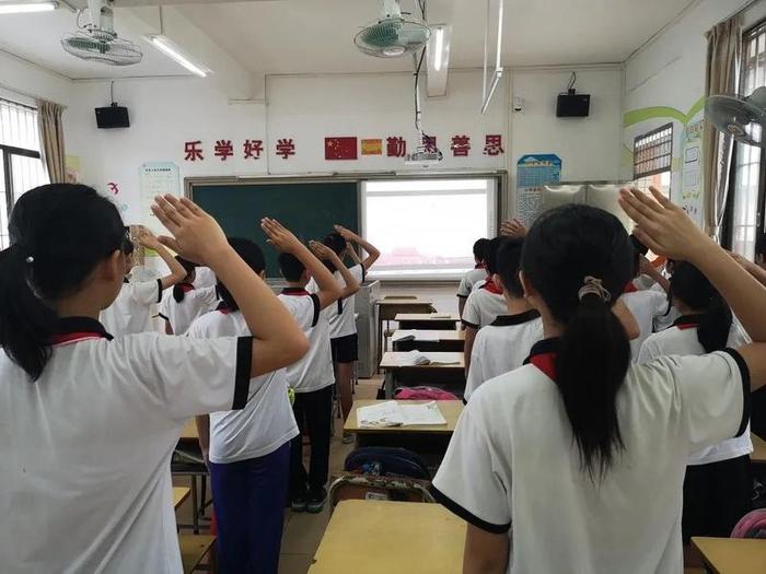 铺设“彩虹道”， 齐跳“能量操”…蓬江最后一批小学生今天返校！