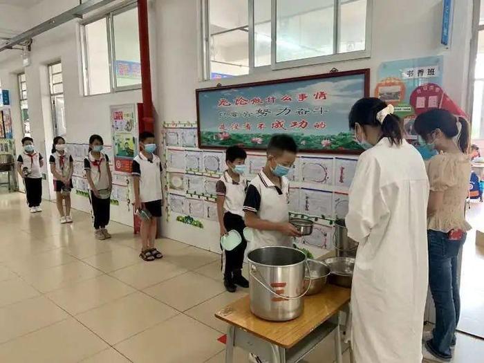 铺设“彩虹道”， 齐跳“能量操”…蓬江最后一批小学生今天返校！