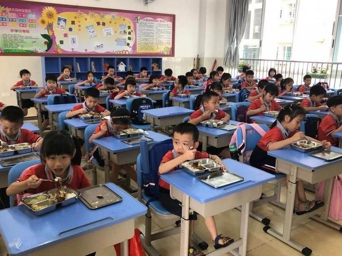 铺设“彩虹道”， 齐跳“能量操”…蓬江最后一批小学生今天返校！