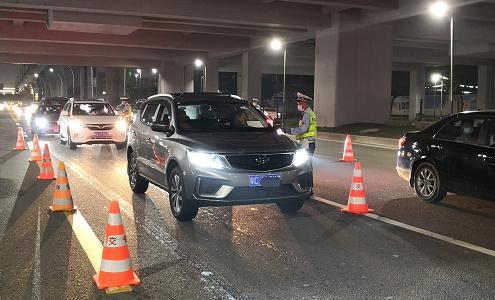 女子深夜冒雨开共享汽车出事！嫁祸舍友不成当街撒娇……