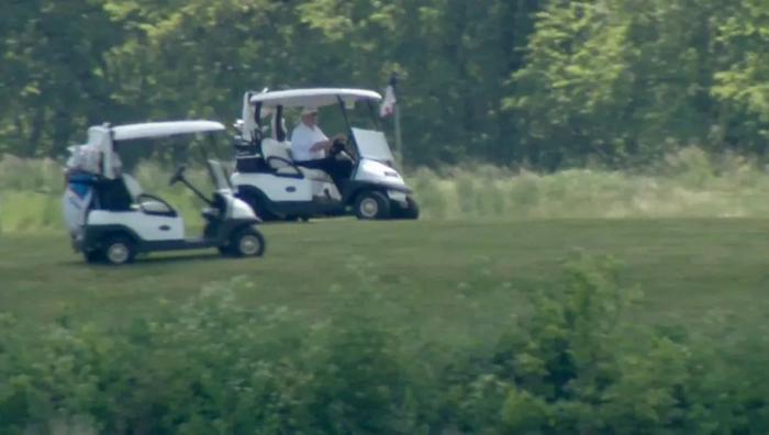 美国死亡数逼近10万，特朗普去打高尔夫了……且未戴口罩