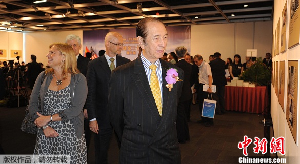 　　资料图：2009年7月20日傍晚，“中美建交三十周年图片展”在香港开幕。何鸿燊等出席开展典礼并观看展览。中新社记者 郑祚声 摄