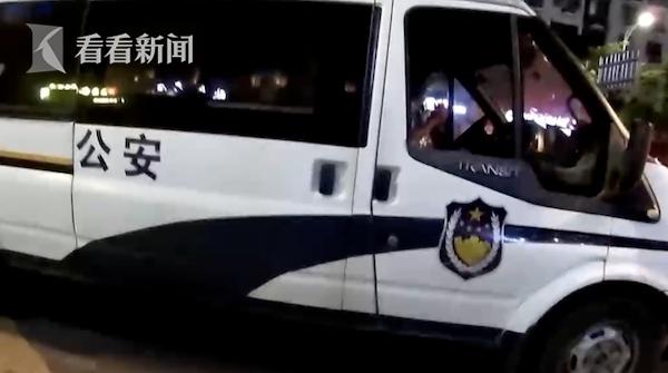 交警开警车送餐？违法外卖小哥：我感觉丢脸死了