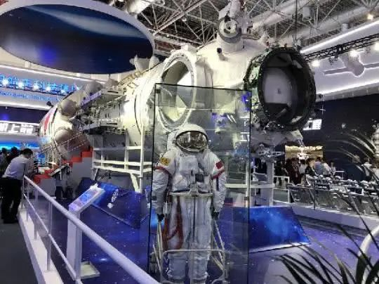 图为中国新一代空间站舱段模型及宇航服