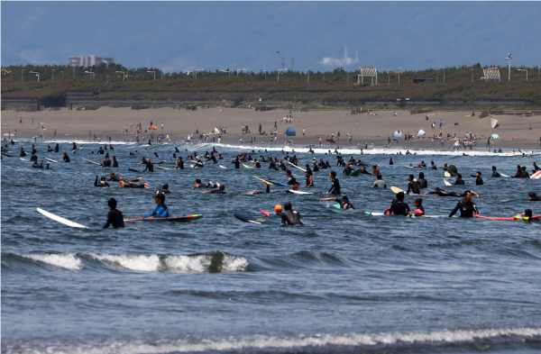 大批游客涌入江之岛海岸