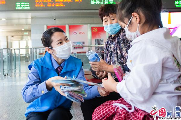 北京西站候车室内青年志愿者为旅客宣传爱路护路常识。中国网发 袁旭冉/摄