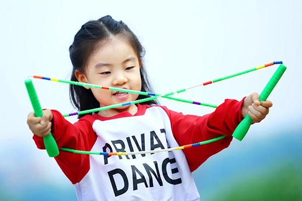 对话｜4岁女孩跳绳比赛连夺7冠爆红，我们和她爸爸聊了聊