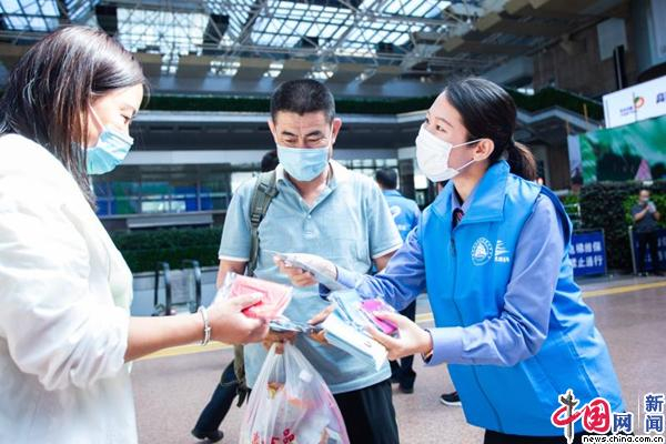 北京西站候车室内青年志愿者为旅客发放爱路护路宣传册。中国网发 袁旭冉/摄