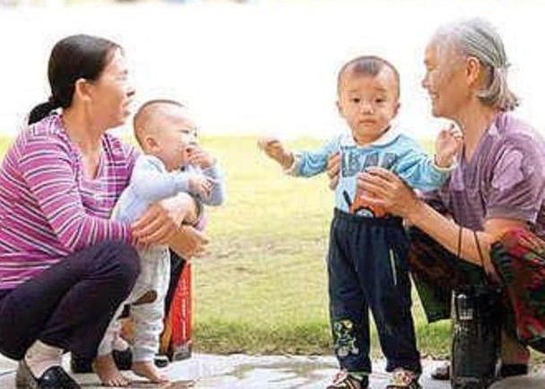 老人帮忙带娃，有几个优势无可替代，但孩子长到这岁数要及时撤退