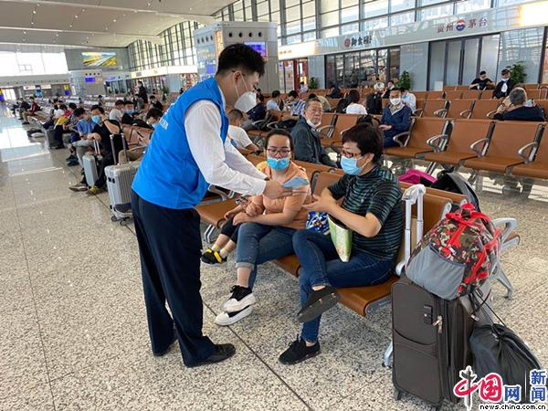 清河站青年志愿者向候车旅客宣传讲解爱路护路知识。中国网发 赵衡/摄