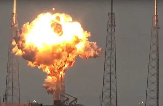 图为美国猎鹰9号火箭发生爆炸现场
