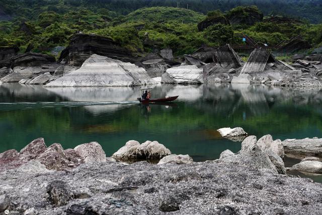 重庆黔江：小南海水位下降 大量地震滚石冒出睡眠