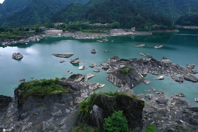 重庆黔江：小南海水位下降 大量地震滚石冒出睡眠