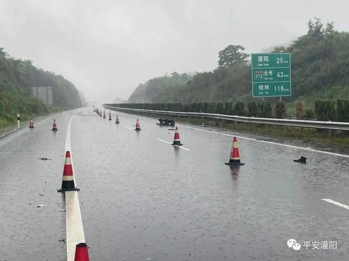 【现场】暴雨天气，灌阳一司机遭遇翻车事故，所幸他这样做.......