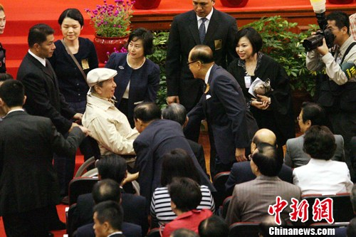　　资料图：2011年8月18日，久未公开露面的何鸿燊出席香港大学举行百年校庆典礼。当天，香港大学600位师生、校友和嘉宾出席。中新社发 洪少葵 摄