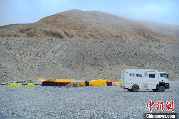 　　图为5月26日，由西藏自治区气象局选派的预报服务团队正在珠峰登山大本营，进行现场气象监测预报服务保障。　方乐群 摄