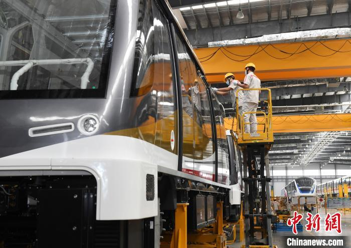 工作人员对轨道车辆进行检查。　陈小奇 摄