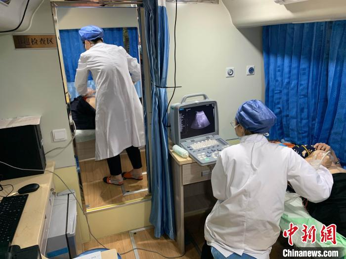 为社区65岁以上老人免费体检。　杏花岭区中心医院提供