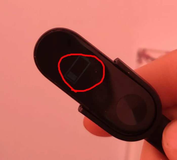 ▲左小姐的手环难以看清楚屏幕上的信息