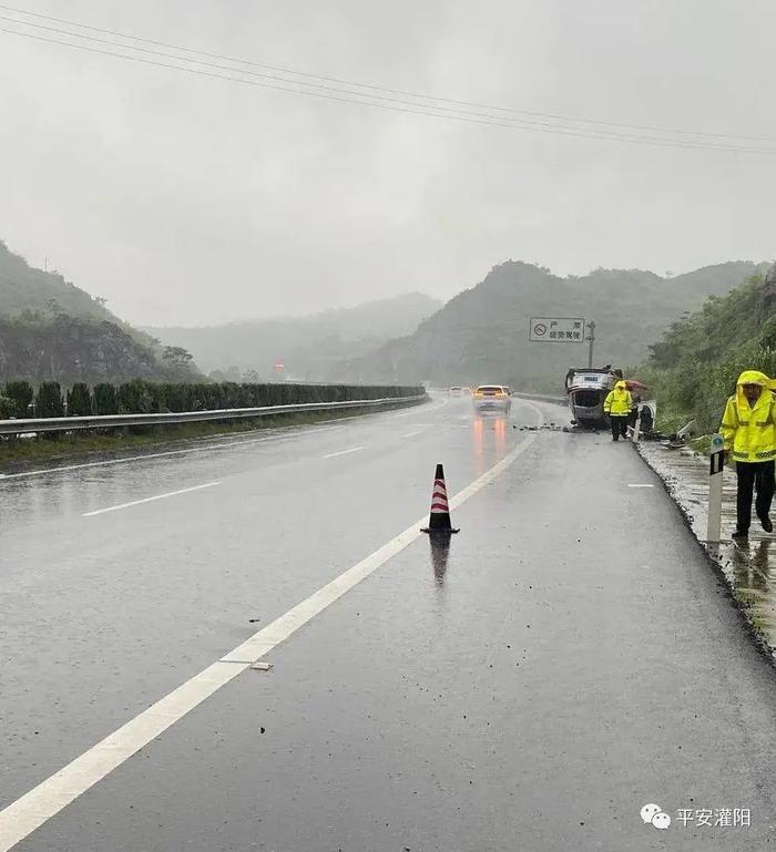 【现场】暴雨天气，灌阳一司机遭遇翻车事故，所幸他这样做.......