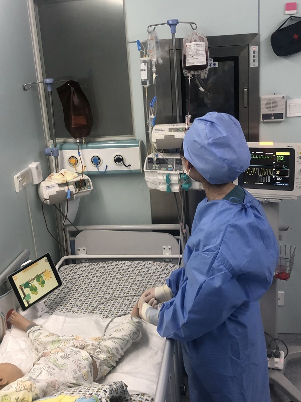 图说：上海市儿童医院血液肿瘤科住院的快快正在接受治疗 采访对象供图(下同）