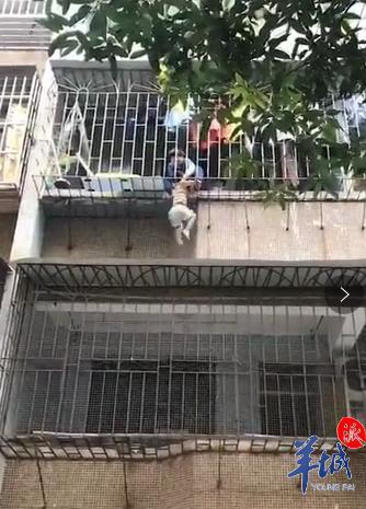 广州一小孩头卡阳台防盗网身体悬空，26岁快递小哥徒手爬楼托举救人