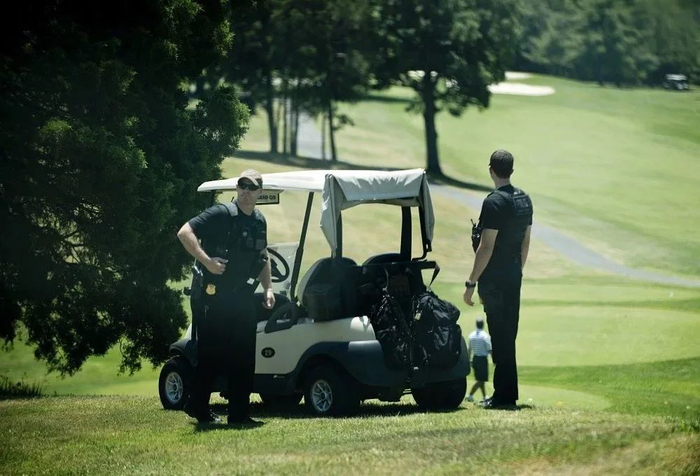 ▲特朗普打球时随行的美国特勤局人员。CNN视频截图