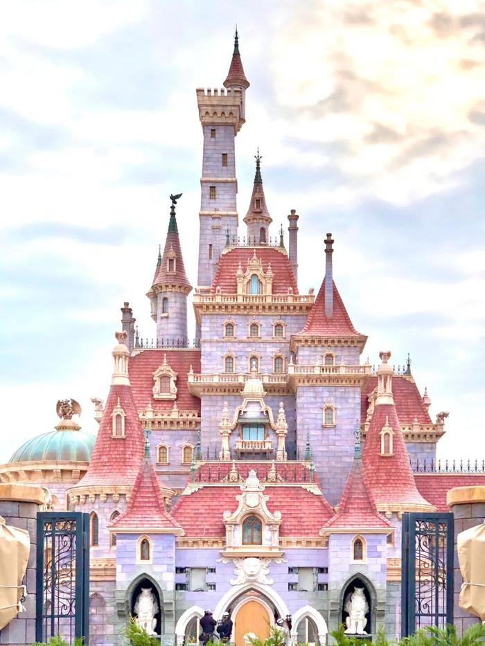 迪士尼新园区曝光！首个美女与野兽主题园区，粉紫色城堡梦幻似动画！