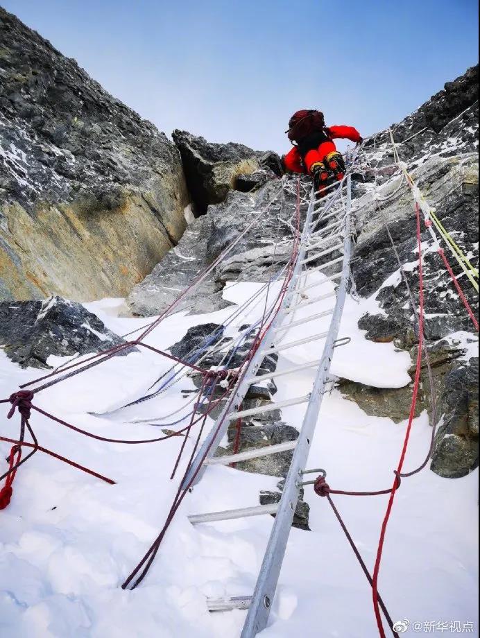 2020珠峰高程测量登山队成功登顶珠穆朗玛峰