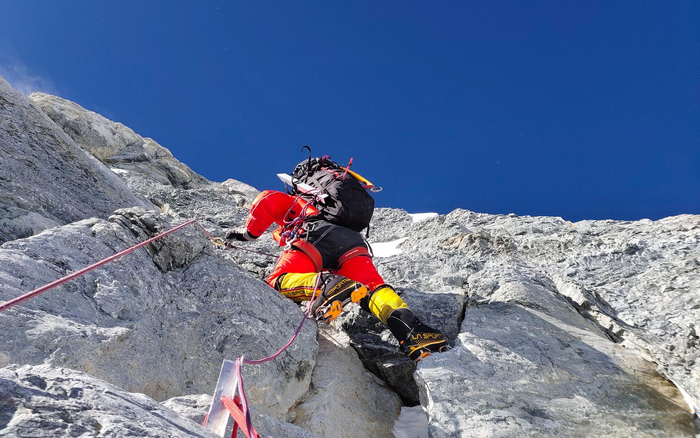 ▲5月26日下午，修路队员通过第一台阶。旦增罗布 摄&nbsp;