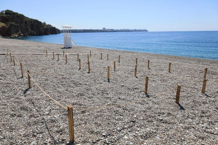 △ 用木桩和绳子围起来的固定活动区域（图片来源于网络）