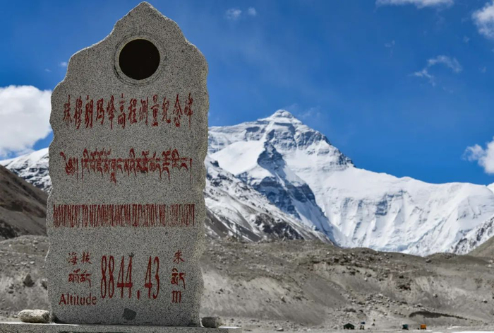 矗立在珠峰脚下的2005年珠峰高程测量纪念碑（新华社图）。
